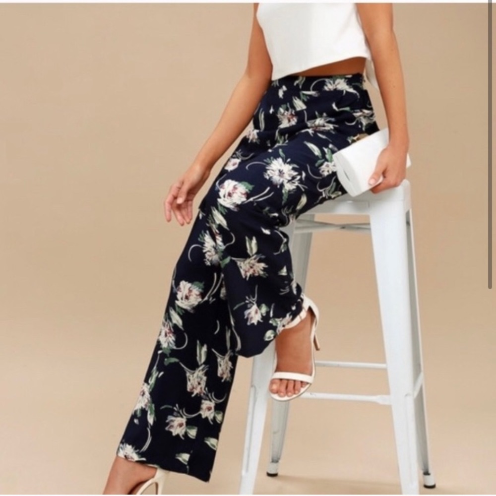 Lulu’s Floral Navy Pants - medium